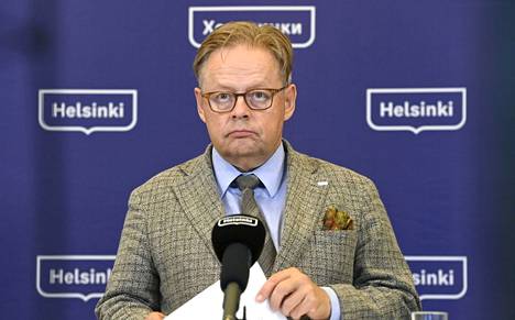 Helsingin pormestari Juhana Vartiainen (kok) johti budjettineuvotteluita. 