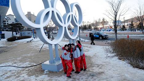 Olympialaisia uhkaavaa yleisökatoa halutaan peittää ”tavallisiin talvivaatteisiin” pukeutuneella avustajien armeijalla – vapaaehtoisia kiellettiin kertomasta asiasta julkisuuteen