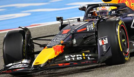 Max Verstappen vauhdissa perjantain harjoituksissa Bahrainissa.