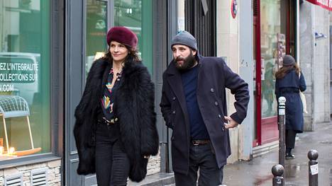 Selena (Juliette Binoche) ja Léonard (Vincent Macaigne) selvittelevät parisuhteiden ja kirjallisuuden kriisiä elokuvassa Rivien välissä.
