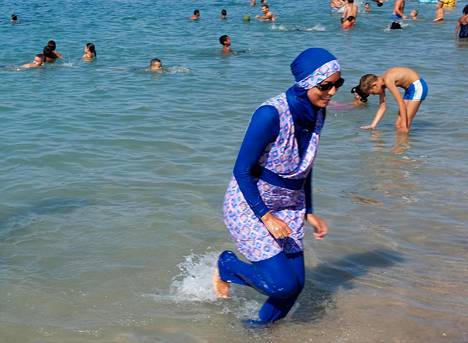 Burkini on musliminaisten käyttämä vartalon peittävä uimapuku.