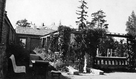 Bertel Jungin kotitalon pihaa noin vuonna 1940.