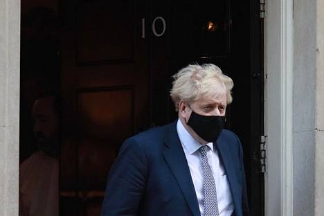 Britannian pääministeri Boris Johnson virka-asuntonsa 10 Downing Streetin ovella 12. tammikuuta.