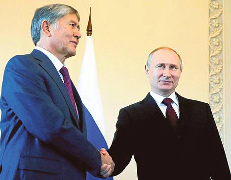 Putin (oik.) ilmestyi median eteen Kirgisian presidentin Almazbek Atambajevin kanssa viime maaliskuussa.