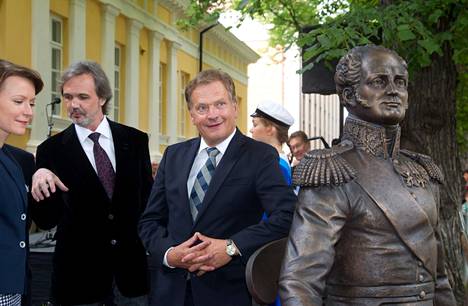 Presidentti Sauli Niinistö (kesk) ja rouva Jenni Haukio osallistuivat patsaan paljastustilaisuuteen Turussa kesällä 2012. Kuvassa myös kuvanveistäjä Andrei Kovaltshuk.