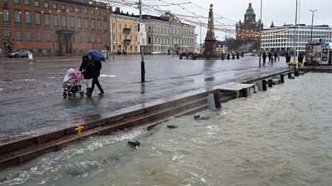 Myrskysää ei jätä Suomea rauhaan: Vesi nousi melkein Helsingin Kauppatorille, yöllä tuuli voimistuu osassa Suomea jopa vaarallisen voimakkaaksi