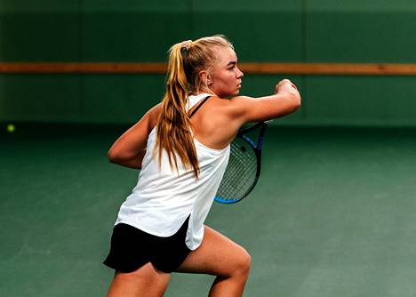 Laura Hietaranta hankki arvokasta kokemusta nuorten Wimbledonista. Kuva Talin harjoituksista tammikuulta 2020.