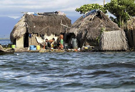 Vedenpinnan nousu ja sateista johtuvat tulvat uhkaavat panamalaisen Kuna-heimon asumuksia San Blasin saaristossa.