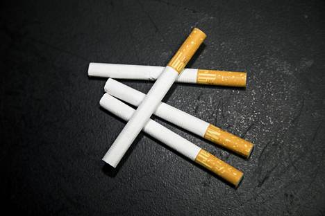 Tupakkatuotteiden myyntiä on vaikea kieltää, vaikka sitäkin on maailmalla yritetty.