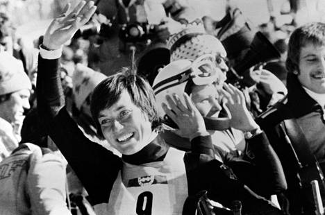 Rosi Mittermaier juhli syöksylaskun olympiavoittoa helmikuussa 1976.