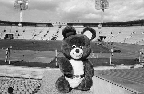 Moskovan olympiakisojen maskotti Misha-karhu vuonna 1980 olympiastadionilla.