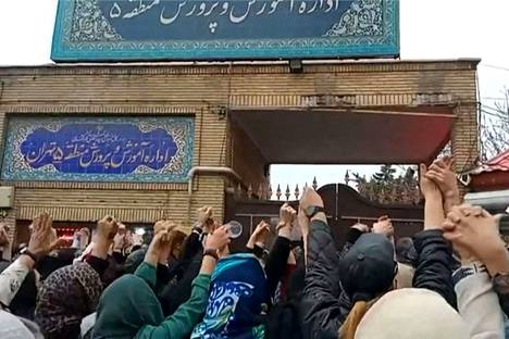 Perheet osoittivat kouluissa tapahtuneiden myrkytysten vuoksi mieltään opetusministeriön edustalla Teheranissa viime lauantaina. Kuva on kuvakaappaus videolta. 