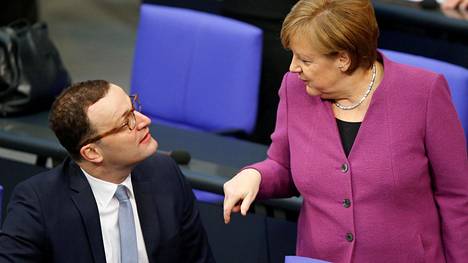 Liittokansleri Merkel nosti ärhäkimmän arvostelijansa ministeriksi – Jens Spahn voi viedä puolueensa oikealle