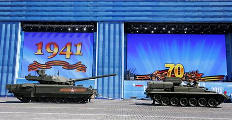 Voitonpäivän paraatin harjoituksissa 2015 Venäjän aseteollisuuden ylpeys, T-14 Armata -panssarivaunu jouduttiin hinaamaan Punaiselta torilta sen sammuttua kesken kaiken. 