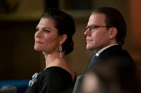 Koronavirustautiin sairastunut Ruotsin kruununprinsessa Victoria perheineen on eristäytynyt kotiinsa. Kuvassa Victoria ja prinssi Daniel Nobel-juhlissa joulukuussa 2021.