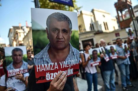 Kun turkkilaisruotsalainen toimittaja Hamza Yalcin pidätettiin Espanjassa vuonna 2017, mielenosoittajat Turkin Istanbulissa vaativat hänen vapauttamistaan.