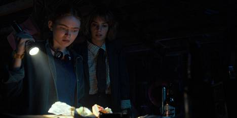 Stranger Thingsin uudella kaudella nähdään enemmän kauhuelementtejä kuin aiemmin. Kuvassa sarjan hahmot Max (Sadie Sink, vas.) ja Robin (Maya Thurman-Hawke).