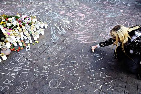 Mies pahoinpideltiin Helsingin asema-aukiolla uusnatsiliikkeen mielenosoituksen yhteydessä. Hän kuoli kaksi viikkoa myöhemmin. Ihmiset ovat tuoneet asema-aukiolle kukkia ja kynttilötä kuolintapauksen tulluttua ilmi.