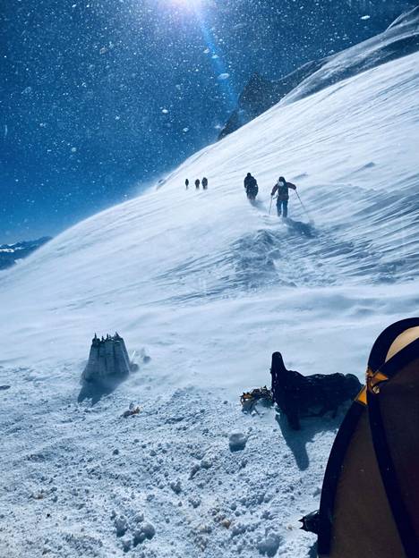 Vuorikiipeilijä Anni Penttilä kuvasi Manaslu-vuorella tuuliolosuhteita nelosleirillä 7 400 metrin korkeudessa.