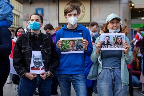 Puolalaiset mielenosoittajat vaativat maanantaina Valko-Venäjällä kiinni otetun toimittajan Raman Pratasevitšin ja hänen tyttöystävänsä Sofia Sapegan vapauttamista.