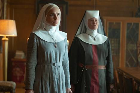 Jacqueline Byers (vas.) näyttelee nunna Annia ja Lisa Palfrey nunna Euphemiaa.