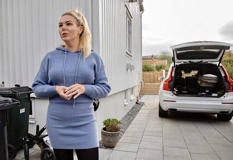 Liza Holmbergin perhe pyrkii säästämään sähköä muun muassa sähköauton käyttöä vähentämällä.