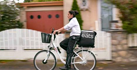 Ranskassa Deliveroo- ja Uber Eats -yrityksille työskentelevä Leila Ouadad joutuu ottamaan kantaa työkaverinsa vakavaan loukkaantumiseen työajalla.
