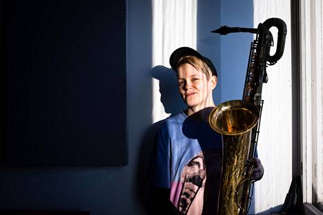 Saksofonisti Linda Fredriksson ja hänen baritonisaksofoni kuvattuna Fredrikssonin treenikämpällä Vallilassa. 