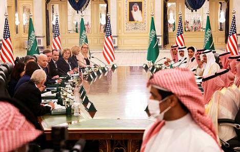 Kuva Yhdysvaltojen ja Saudi-Arabian kruununprinssi Mohammed bin Salmanin delegaatioiden tapaamisesta Jeddasta perjantailta.