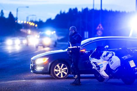 Poliiseja tiellä E12 Hämeenkyrössä sunnuntai-iltana. Poliisi otti kaksi henkilöä kiinni Tampereen seudulla.