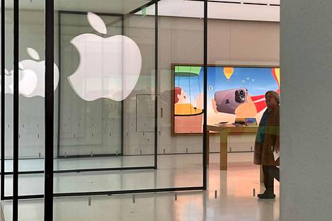 Apple uskoo Iphone-myynnin elpyvän, koska tuotanto Kiinassa palautuu normaaliin koronarajoitusten jäljiltä. Kuva Apple-liikkeestä Marylandin Annapolisissa.