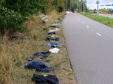Vaatteita oli tiistaina ripoteltu pyörätien varteen Espoon Puustellinmäen kohdalla Turuntiellä. 