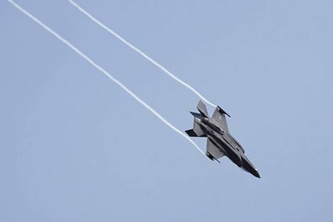 Yhdysvaltojen ilmavoimien Lockheed Martin F-35A Lightning II -häivehävittäjä ilmassa ennen laskeutumistaan Turun lentoasemalle Suomen päälentonäytöksen Turku Airshow 2019:n lehdistötilaisuudessa Turussa 13. kesäkuuta 2019. 