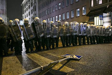 Poliisi valmistautui mielenosoittajien rauhoittamiseen Unioninkadulla itsenäisyyspäivänä 2014. Tuolloin päähuomio kiinnittyi vasemmistoanarkistien Luokkakokous lähiöst Linnaan -mielenosoitukseen.
