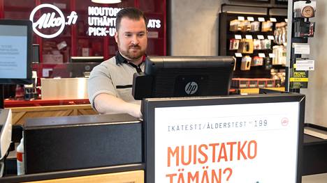 Arkadian Alkon palvelupäällikön Pekka Matikaisen mukaan nuoret asiakkaat näyttävät henkilöllisyystodistuksensa usein omasta aloitteestaan.