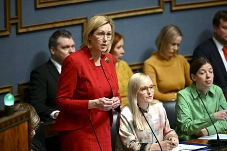 Työministeri Tuula Haatainen (sd) ja ympäristö- ja ilmastoministeri Maria Ohisalo (vihr) eduskunnan suullisella kyselytunnilla 2. helmikuuta.