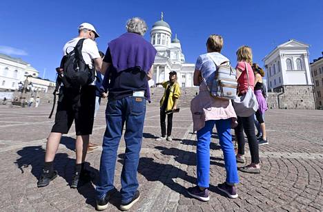 Matkailu vilkastui Suomessa kesäkuussa. Kuvassa turisteja Helsingin Tuomiokirkolla 8. heinäkuuta 2022.