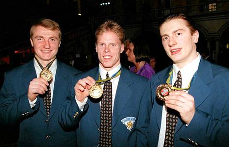 Jere Lehtinen, Saku Koivu ja Ville Peltonen johdattivat Suomen maailmanmestaruuteen Tukholmassa vuonna 1995.