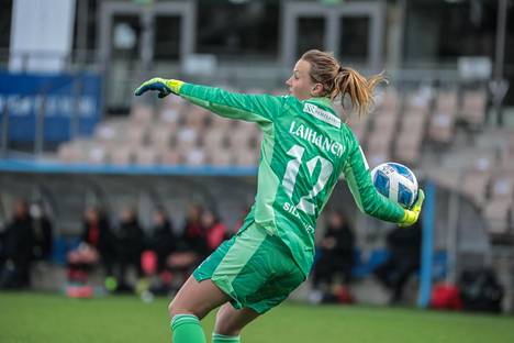 HJK:n ykkösvahti Annika Laihanen sai iskun ja jätti Honka-ottelun kesken. Kuva toukokuun alusta ottelusta HJK–PK-35.