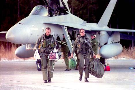 Arkistokuva Pirkkalan lentokentältä marraskuulta 1995, kun ensimmäiset Suomen ostamat Hornetit saapuivat. Kuvassa juuri kentälle laskeutuneet majuri Ilkka Koho ja eversti­luutnantti Tom Gurney (oik.) matkatavaroineen.