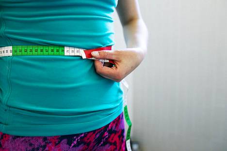 Tuoreen tutkimuksen mukaan sekä terveyskäyttäytyminen että perheen taloustilanne ovat yhteydessä nuoren ylipainoon.