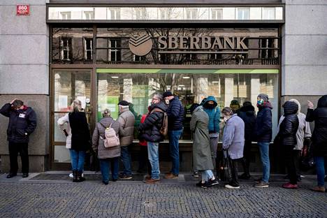 Venäläiset jonottivat Sberbankin edustalla nostaakseen säästöjään viime perjantaina. 