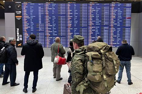 Moskovassa Šeremetjevon kansainvälisen lentokentän matkustajien joukossa näkyi lauantaina useita sotilaita.