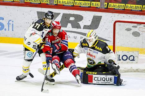 Helsingin IFK:n Iiro Pakarinen iski lauantaina kiekon Oulun Kärppien Joel Blomqvistin taakse ja keräsi tehot 1+1, kun IFK voitti vieraissa 3–2. Kuva perjantain IFK–Kärpät-ottelusta, jossa tilanteessa mukana Pakarisen ja Blomqvistin kanssa Kärppien Ludwig Byström.