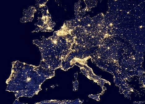Nasan vuonna 2014 välittämä satelliittikuva Euroopasta yöaikaan. Satelliitit eivät kuitenkaan pysty rekisteröimään led-valoa, joten yöt ovat todellisuudessa näitä kuvia valoisampia.