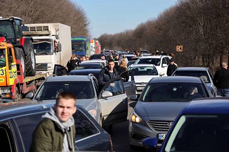 People waited in a traffic jam on their way out of Kharkov in eastern Ukraine on Thursday.