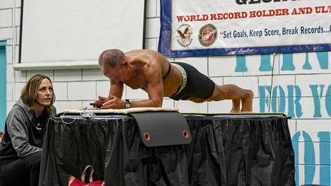 62-vuotias entinen merijalkaväen sotilas teki lankuttamisen maailmanennätyksen: 8 tuntia ja 15 minuuttia