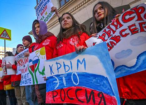 Krim on Venäjää, väitettiin mielenosoittajan julisteessa Britannian suurlähetystön edessä Moskovassa maaliskuun 18. päivänä.