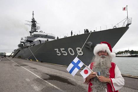 Joulupukki Timo Alarik Pakkanen oli vastaanottajien joukossa, kun Japanin puolustusvoimien koulutuslaivueen lippulaiva JDS Kashiman kiinnittyi Katajanokan laituriin heinäkuussa 2013.