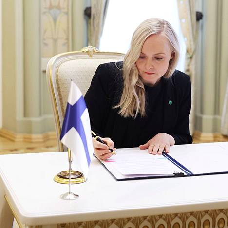 Maria Ohisalo (vihr) allekirjoitti perjantaina Kiovassa kaksi yhteis­ymmärrys­pöytäkirjaa Ukrainan ympäristö- ja luonnonvara- sekä kunta-, alue- ja infrastruktuuri­ministeriöiden kanssa.